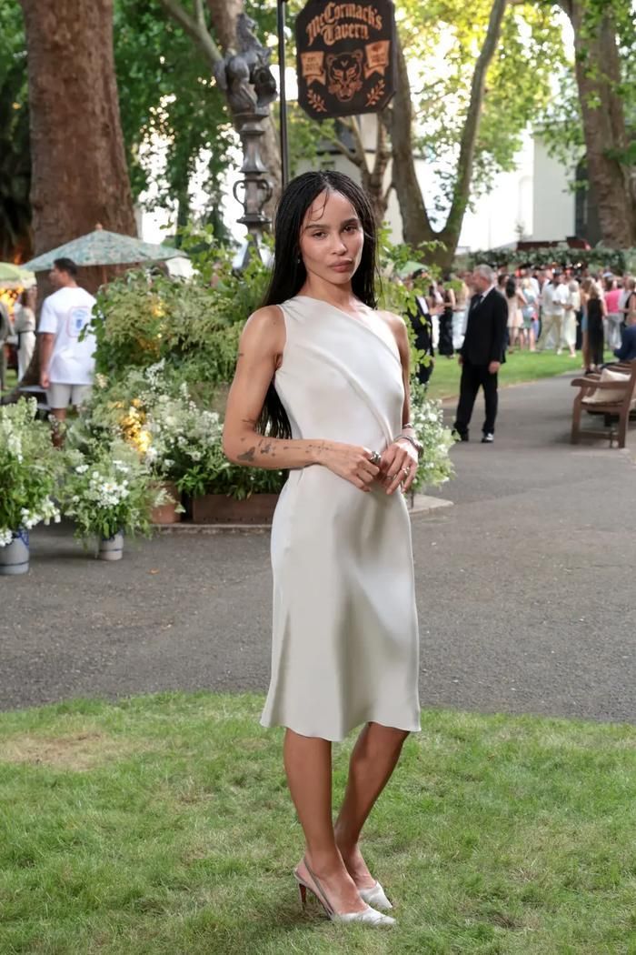 Nhẫn đính hôn của Zoë Kravitz.
