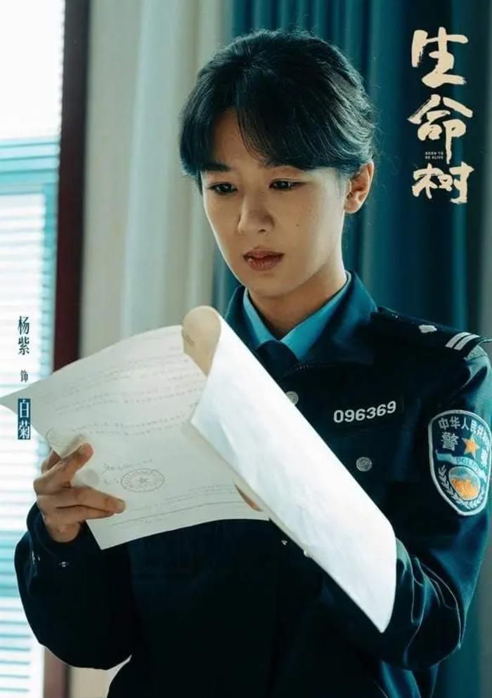 Dương Tử trong vai Bạch Cúc - Nữ cảnh sát trẻ kiên định theo đuổi công lý, lấy cảm hứng từ những câu chuyện có thật nơi cao nguyên Thanh Tạng. Ảnh: NSX 