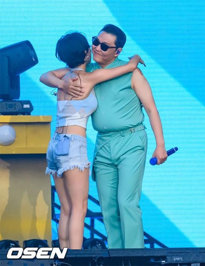 Hwasa và PSY.