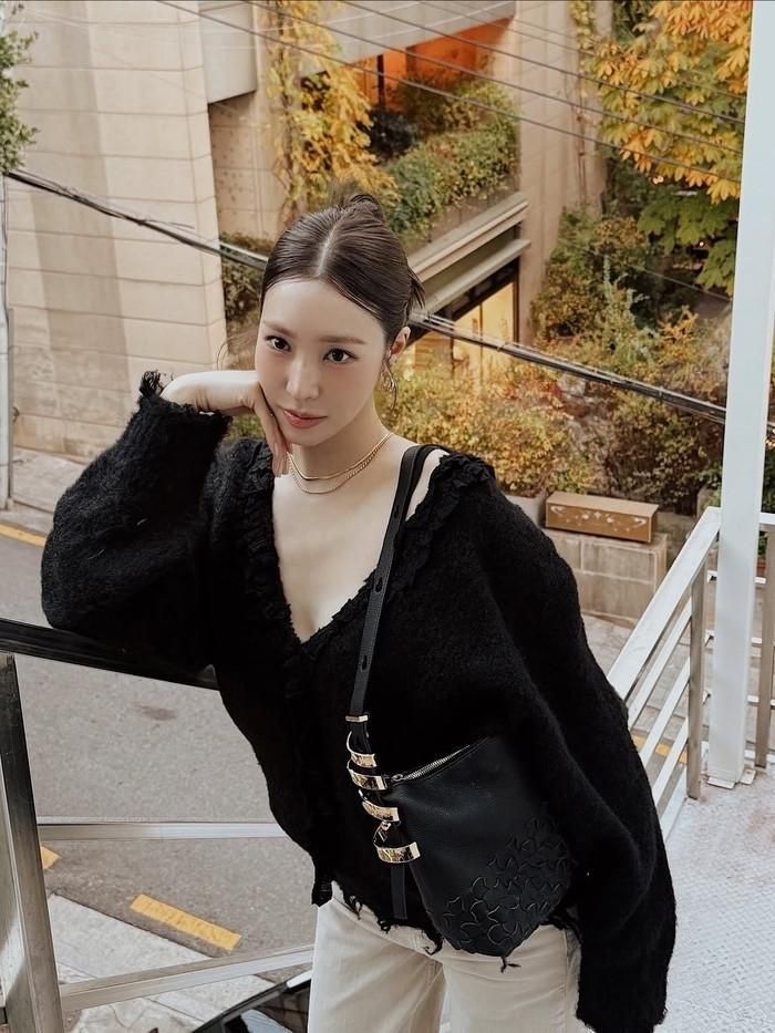 Tiffany Youngcũng tiết lộ mỗi khi gặp mặt, các thành viên đều thân mật gọi Byun Yo Han là "anh rể".