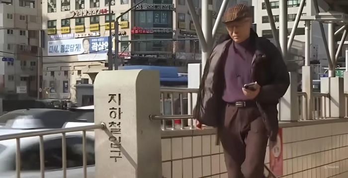 Mỗi ngày, ông Cho Sung-whoi (71 tuổi), Seoul, Hàn Quốc đều đi giao hàng bằng tàu điện ngầm rồi xuống đi bộ đến nhà khách hàng.