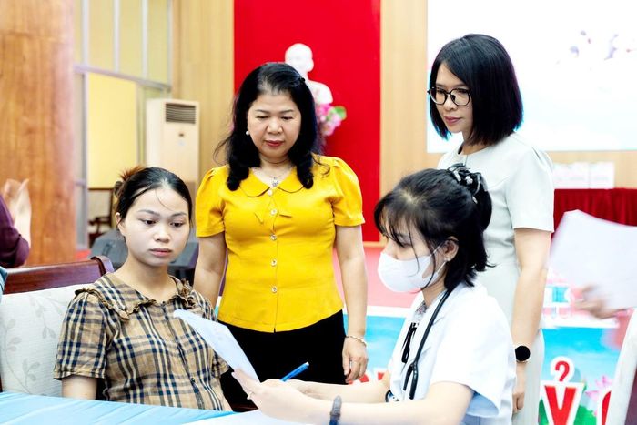 Bà Đặng Thị Phương Liên, Phó Chủ tịch Hội LHPN thành phố Hải Phòng (thứ 2 từ phải qua), thăm hỏi phụ nữ đang mang thai trong chương trình "Hành trình yêu thương"