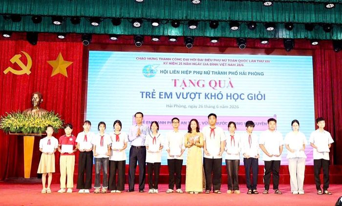 Ông Bùi Đức Quang, Phó Chủ tịch HĐND thành phố Hải Phòng và bà Trần Thu Hương, Phó Chủ tịch UB MTTQ Việt Nam thành phố, Chủ tịch Hội LHPN thành phố Hải Phòng, tặng quà cho các em nhỏ vượt khó học giỏi