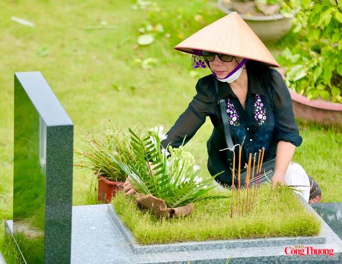 Bà khương cùng đại gia đình, dọn từng ngọn cỏ ở phần mộ người thân. Ảnh: Ngô Nhung