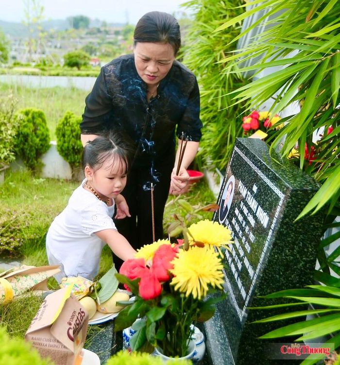 Những em nhỏ được ông bà, cha mẹ dắt tay đến thăm phần mộ người thân không chỉ học cách bày tỏ lòng biết ơn với tổ tiên mà còn được tiếp nối những giá trị văn hóa. Ảnh: Ngô Nhung