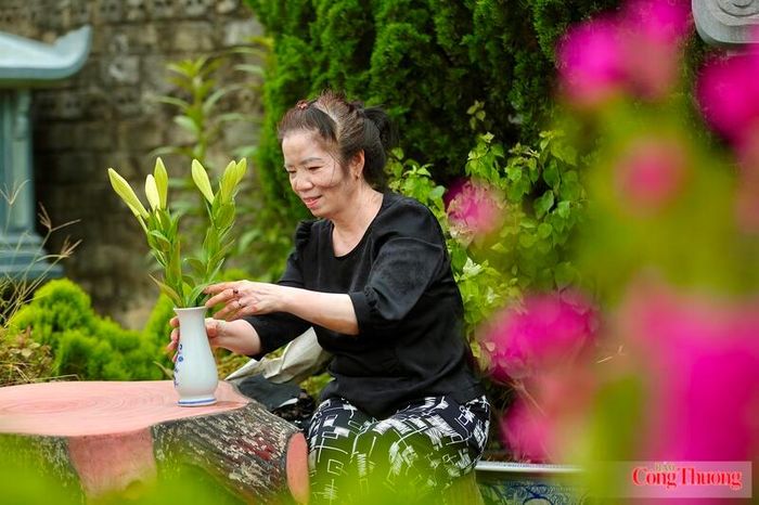 Ngày Gia Đình Việt Nam đúng dịp cuối tuần nên nhiều gia đình ở Hà Nội đã cùng con, cháu đến mộ phần người thân đã khuất để cùng dâng hương tưởng niệm tổ tiên, dành thời gian quây quần bên nhau và nhắc nhở con cháu về cội nguồn. Ảnh: Ngô Nhung