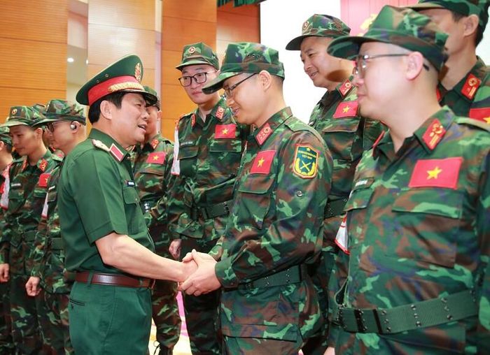 Đại tướng Nguyễn Tân Cương động viên các sĩ quan và quân nhân chuyên nghiệp với tinh thần: "Nhiệm vụ nào cũng hoàn thành, khó khăn nào cũng vượt qua", đoàn công tác sẽ hoàn thành xuất sắc nhiệm vụ. Ảnh: Trọng Đức