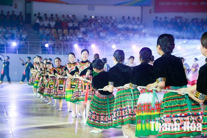 Chương trình nghệ thuật tái hiện hình ảnh mảnh đất Thanh Hóa với truyền thống thể thao từ xa xưa, vừa phát triển các môn thể thao để rèn luyện sức khỏe, mang tinh thần thượng võ như thi vật, thi đấu võ, đua thuyền, bơi chải, hội tung cù, vật cù, kéo co, đánh đu, ném còn, bắn nỏ...