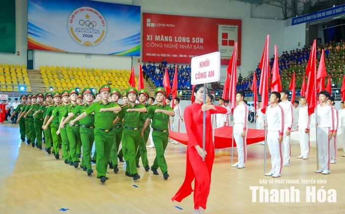 Khối diễu hành Công an tiến qua lễ đài.