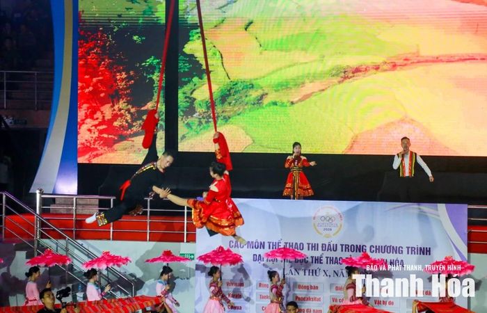 Màn biểu diễn đặc sắc của các nghệ sĩ Liên đoàn Xiếc Việt Nam.