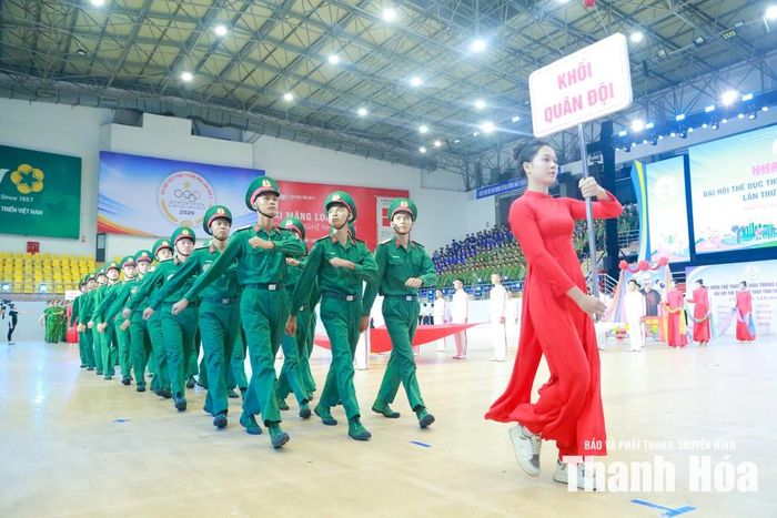 Khối Quân đội diễu hành qua lễ đài.