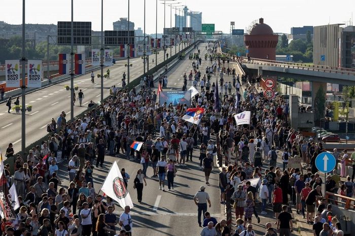Serbia sẽ bầu cử sớm trước áp lực từ các cuộc biểu tình trên toàn quốc. Ảnh: Reuters.