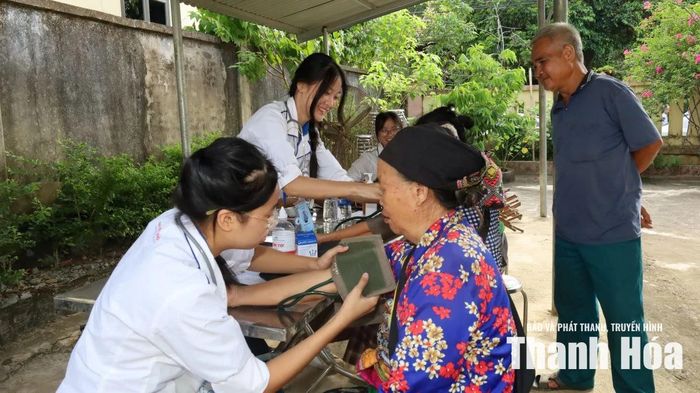 Người dân được đội ngũ y, bác sĩ khám bệnh miễn phí...