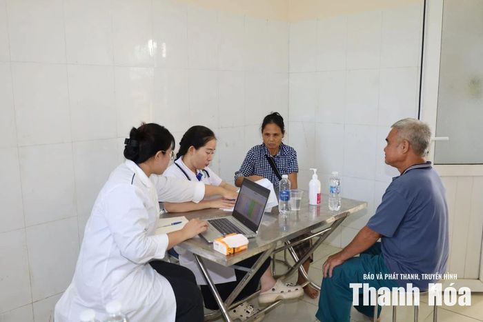 Người dân được các bác sĩ thăm khám.