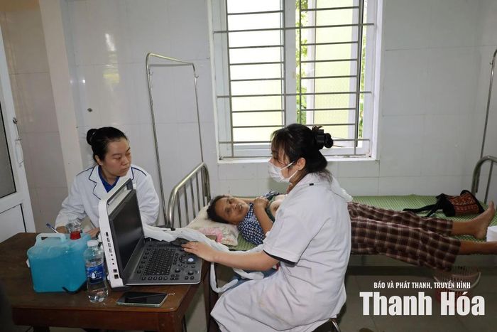 Người dân khám bệnh tại phòng siêu âm.