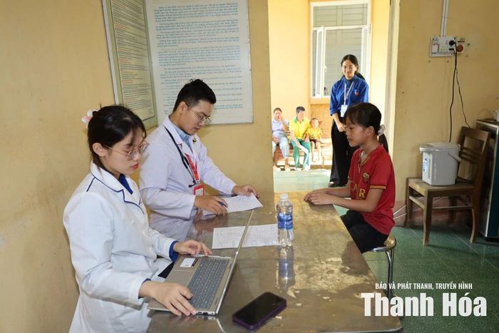 Ngoài khám bệnh cho người dân, trẻ em cũng được các y, bác sĩ khám và tư vấn về bệnh.