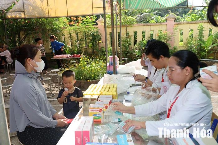 Các y, bác sĩ cấp phát thuốc miễn phí cho người dân.