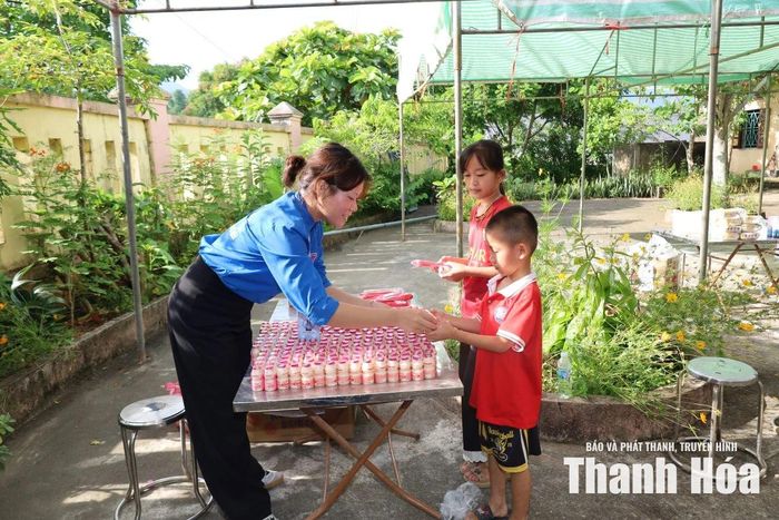 Ngoài ra, trẻ em còn được nhận sữa và những phần quà ý nghĩa.