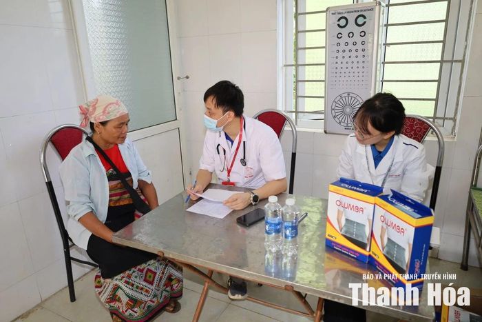 Các bác sĩ tư vấn cho người dân về những bệnh mạn tính thường gặp trong mùa hè và cách phòng tránh.