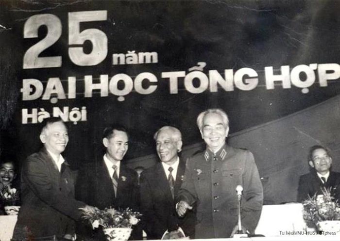 Đại tướng Võ Nguyên Giáp với Giáo sư Nguyễn Đình Tứ (người thứ hai từ trái sang) lúc sinh thời. Ảnh: nhandan.vn