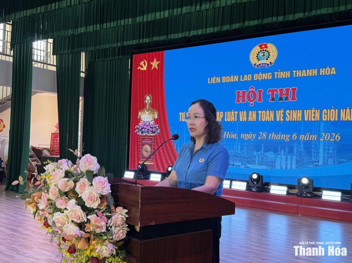 Phó Chủ tịch LĐLĐ tỉnh Trịnh Thị Hoa phát biểu tại hội thi.