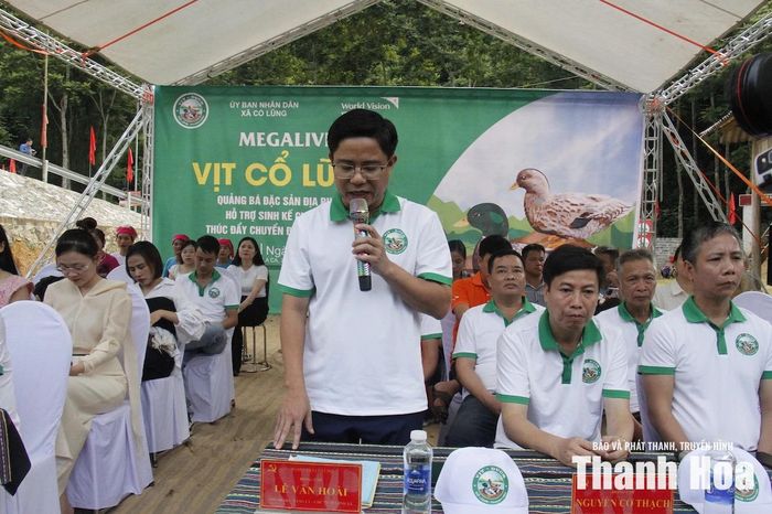 Phó Bí thư Đảng ủy, Chủ tịch UBND xã Cổ Lũng Lê Văn Hoài giới thiệu về sản phẩm Vịt Cổ Lũng.