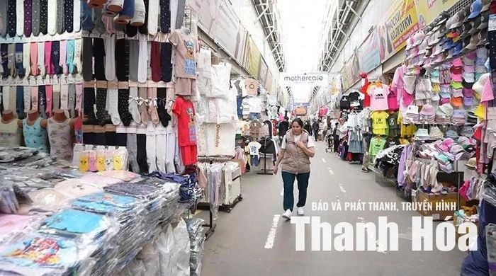 Đa dạng những mặt hàng bày bán tại chợ Sadavod.