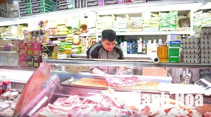Một gian hàng thực phẩm và dãy bán đồ khô.
