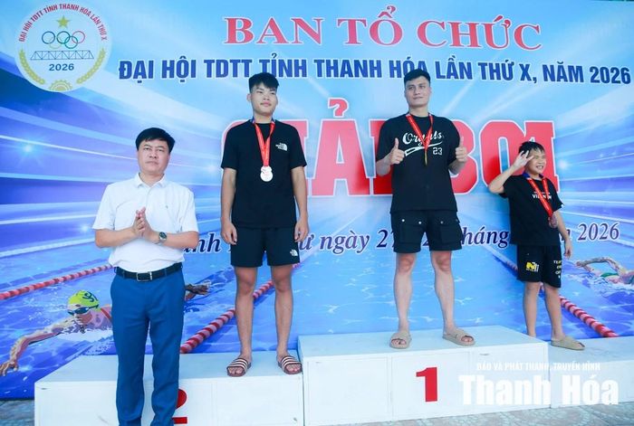 Phó Giám đốc Sở Văn hóa, Thể thao và Du lịch Nguyễn Duy Tự trao giải nhất, nhì, ba nội dung 50m ngửa nam.