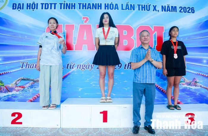Phó Giám đốc Trung tâm Huấn luyện và Thi đấu Thể thao tỉnh Trịnh Đình Long trao giải nội dung 50m ngửa nữ.