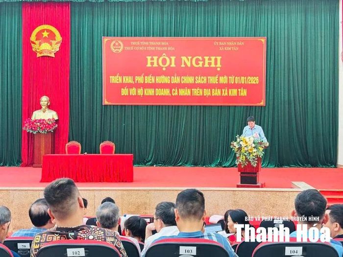 Thuế cơ sở 5 phối hợp với UBND xã Kim Tân tổ chức đối thoại, hỗ trợ hộ kinh doanh chuyển từ thuế khoán sang tự kê khai.