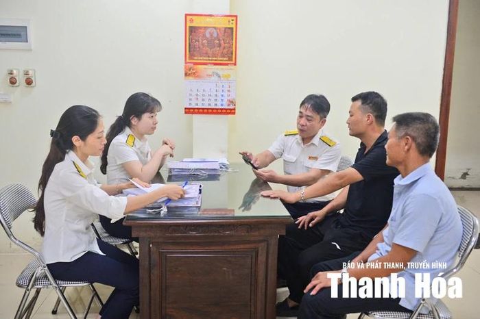 Cán bộ Thuế cơ sở 5 (khu vực Thạch Thành - Vĩnh Lộc cũ) trực tiếp hướng dẫn hộ kinh doanh cài đặt và sử dụng ứng dụng eTax Mobile. Hoạt động “đi từng ngõ, gõ từng nhà, cầm tay chỉ việc” giúp hộ kinh doanh làm quen với phương thức kê khai thuế điện tử.