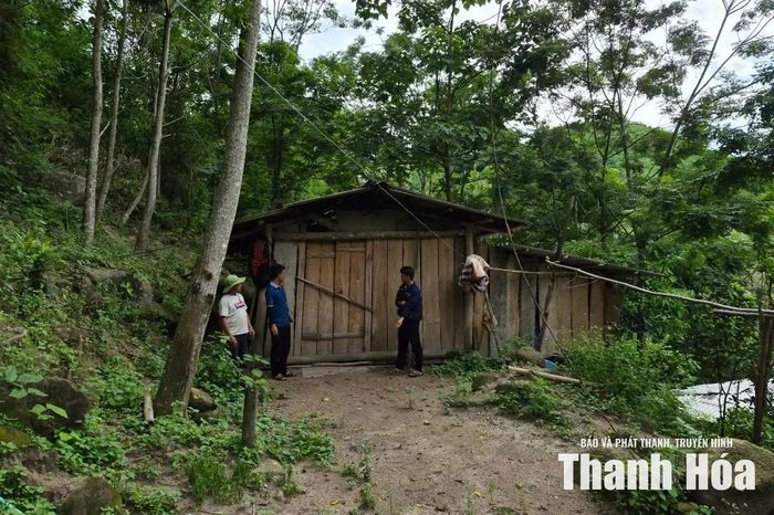Một hộ dân khóa cửa để lên rẫy ở.