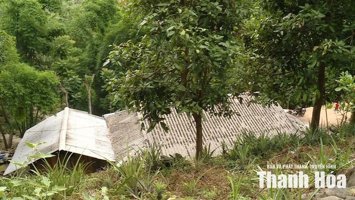 Nhiều căn nhà nằm dưới chân núi với nỗi lo sạt lở.