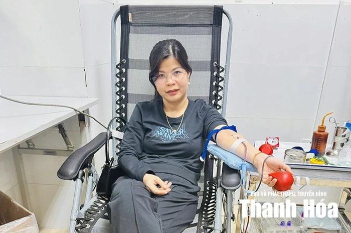 Không thể thường xuyên có mặt trong những lần hiến máu khẩn cấp, chị Hồ Thị Thủy lựa chọn hiến máu dự phòng để nối dài cơ hội sống cho người bệnh mang nhóm máu Rh âm.
