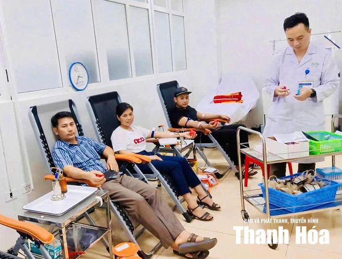 Mỗi khi nhận được thông báo từ bệnh viện, gia đình chị Vũ Thị Hằng đều sẵn sàng lên đường hiến máu.