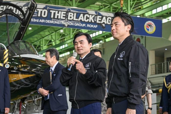 Hai nhà lãnh đạo đi thăm căn cứ Black Eagles tại Wonju và trực tiếp trải nghiệm buồng lái chiến đấu cơ của đội bay này. Ảnh: Yonhap.