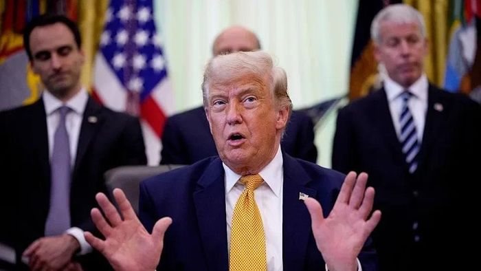 Ngày 26/6, ông Trump đăng trên mạng xã hội rằng, bất kỳ quốc gia châu Âu nào áp thuế dịch vụ số đối với các doanh nghiệp Mỹ sẽ ngay lập tức phải đối mặt với mức thuế trả đũa 100% đối với toàn bộ hàng hóa xuất khẩu sang Mỹ. Ảnh: BBC.