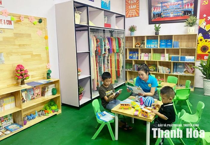 Góc “Gia đình công nhân hạnh phúc” trong Không gian văn hóa công nhân Công ty TNHH Giầy Alena Việt Nam.
