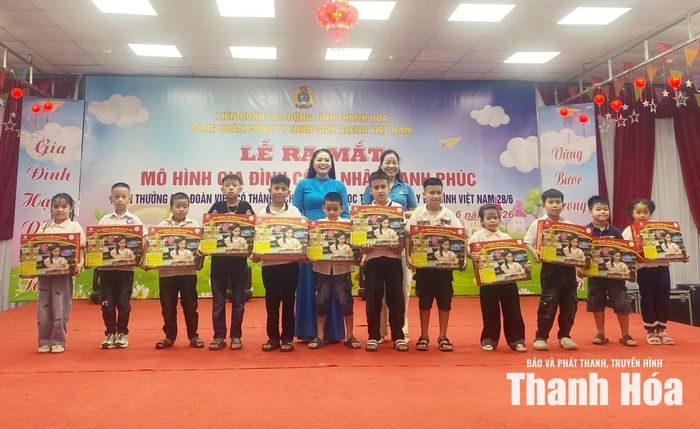Lãnh đạo LĐLĐ tỉnh trao tặng bút chấm đọc học tiếng Anh cho con đoàn viên, người lao động có hoàn cảnh khó khăn do Tổng LĐLĐ Việt Nam hỗ trợ.