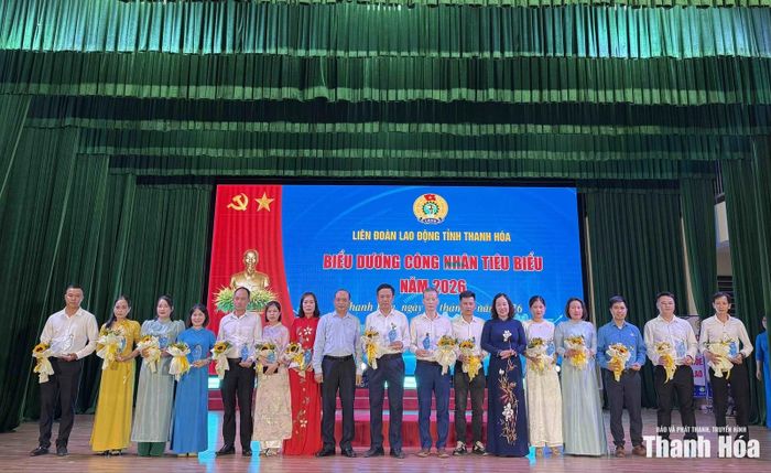 Công nhân tiêu biểu được biểu dương tại hội nghị.
