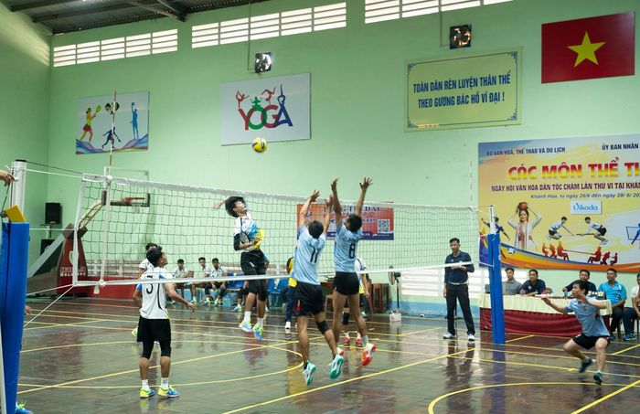 Đội tuyển bóng chuyền dân tộc Chăm tỉnh An Giang thi đấu trận chung kết.
