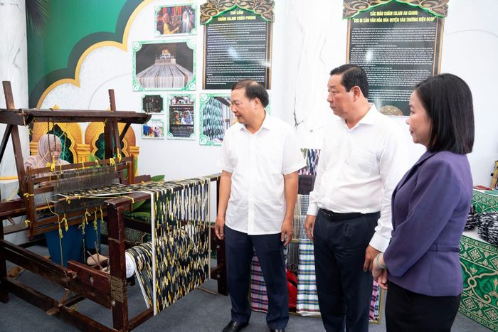 Các đại biểu tìm hiểu nghề dệt thổ cẩm đồng bào Chăm tỉnh An Giang.