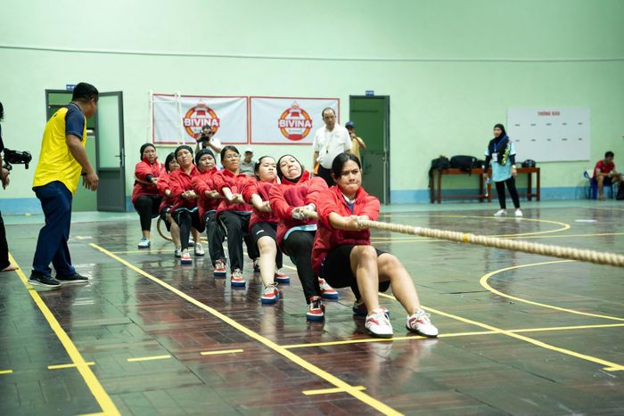 Thi đấu kéo co.