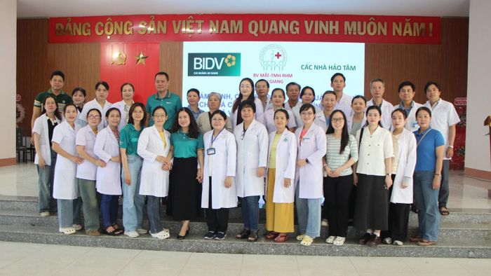 Đoàn bác sĩ và các nhà tài trợ thực hiện chương trình khám bệnh, cấp thuốc, tặng quà miễn phí cho người dân.