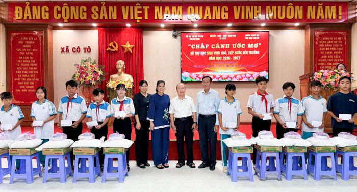 Nhà tại trợ cùng lãnh đạo địa phương tặng quà cho các em học sinh.