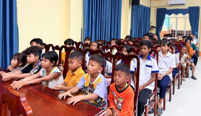 Đại diện nhà tại trợ và các học sinh mồ côi, khuyết tật có hoàn cảnh khó khăn xã Cô Tô có mặt tại chương trình trao quà.
