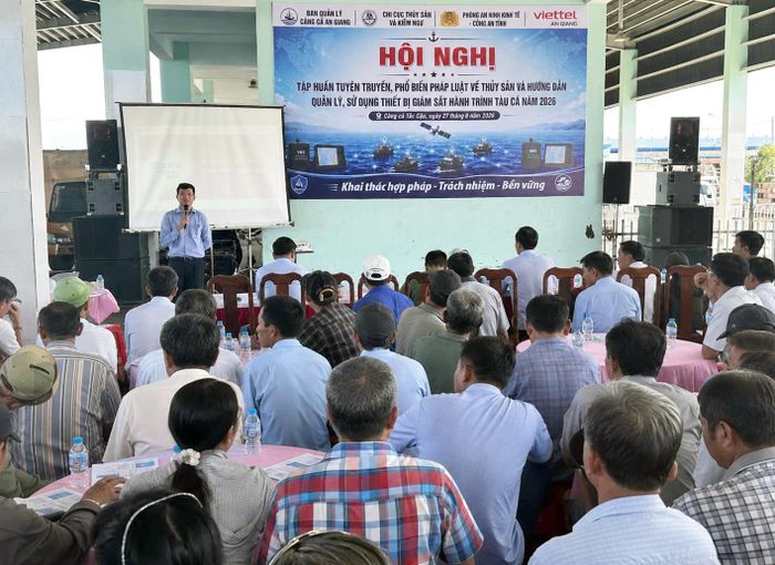 Đại tá Phạm Văn Hưng, Phó Giám đốc Viettel An Giang giới thiệu giải pháp Internet vệ tinh tầm thấp Starlink, hỗ trợ tàu cá duy trì kết nối khi hoạt động trên biển. Ảnh: Viettel cung cấp.