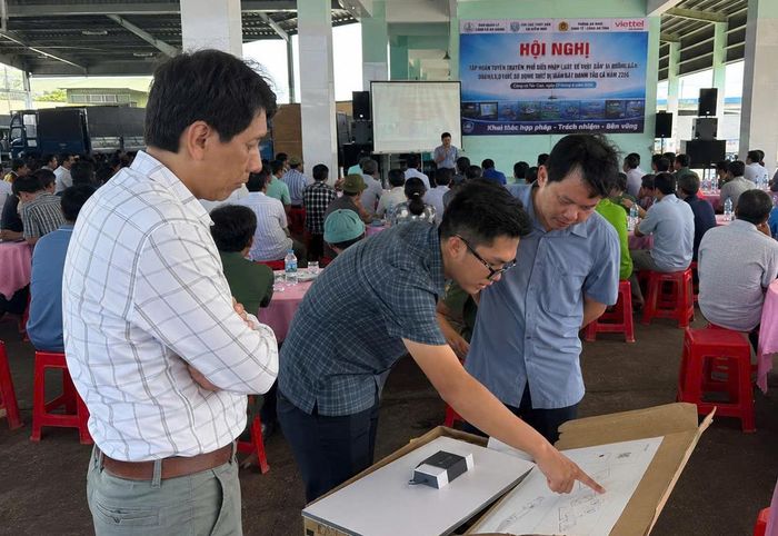 Đại biểu tìm hiểu thiết bị và giải pháp kết nối Internet vệ tinh Starlink dành cho tàu cá tại hội nghị tập huấn. Ảnh: Viettel cung cấp.
