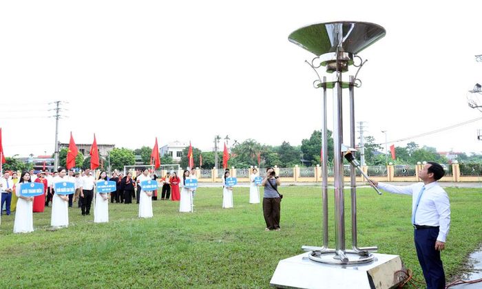  Đồng chí Thân Hải Nam, Bí thư Đảng ủy, Chủ tịch HĐND xã thắp lửa truyền thống. 